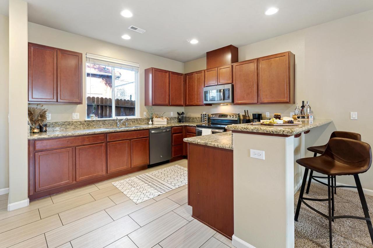 High End Midtown Home With Fireplace And Ensuite Baths Reno Exterior photo