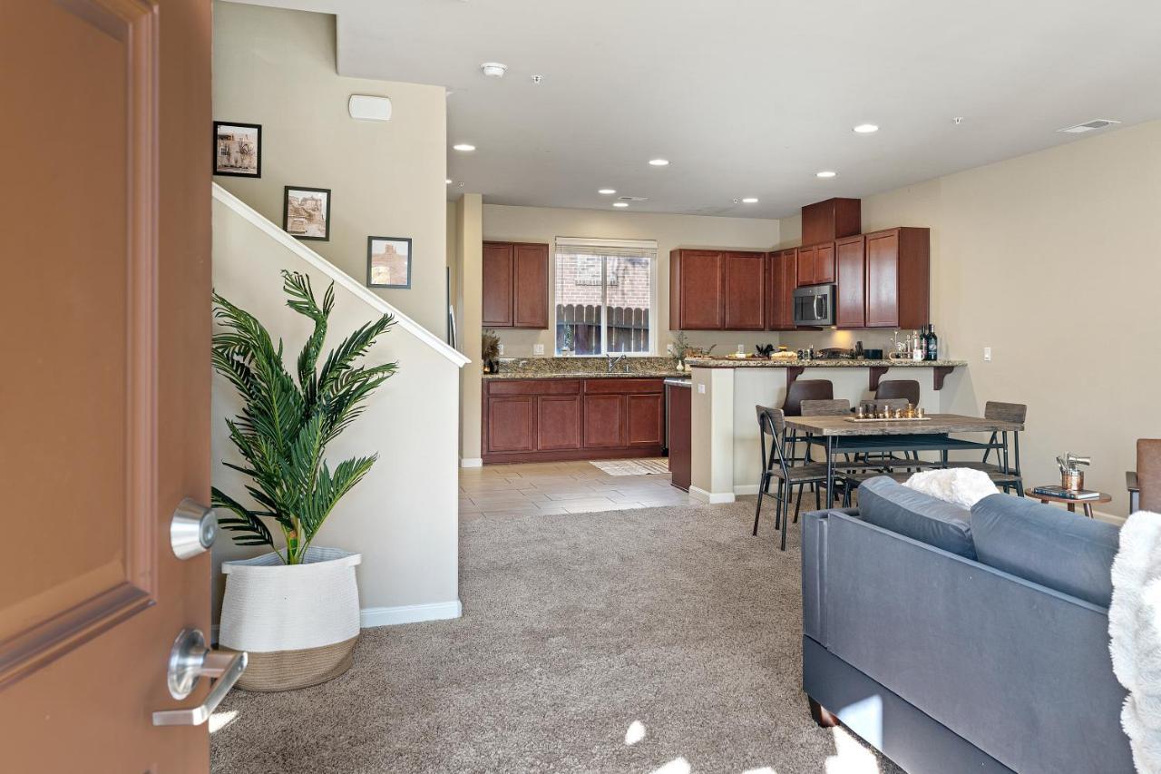 High End Midtown Home With Fireplace And Ensuite Baths Reno Exterior photo