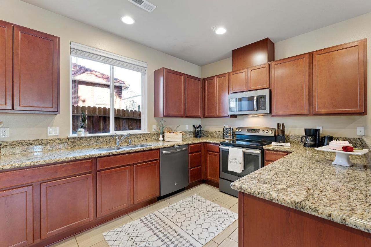 High End Midtown Home With Fireplace And Ensuite Baths Reno Exterior photo